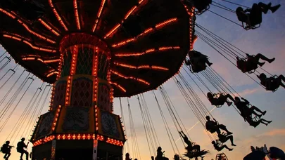 Attraksiondan yıxılan müğənni həyatını itirdi