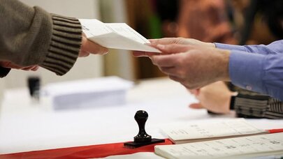 Orbanı qaraçılar devirdi: Miqrantlar Macarıstanı ələ keçirir