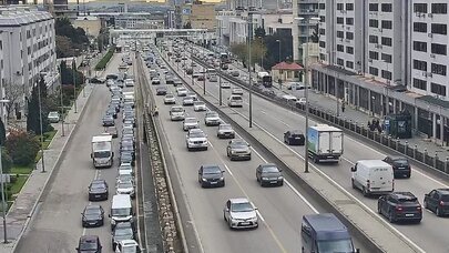 Paytaxt yollarında tıxac yarandı - SİYAHI