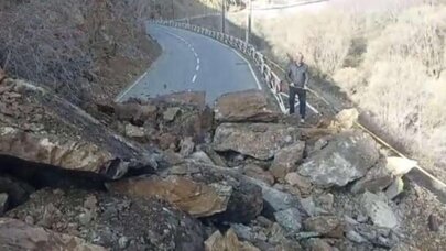 Bu yolda qaya uçdu: Hərəkət dayandı