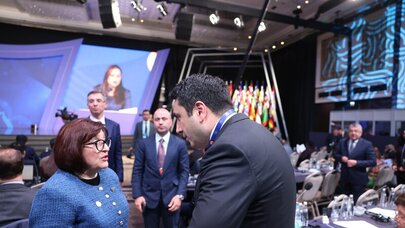 Sahibə Qafarova və Alen Simonyan arasında qısa söhbət oldu