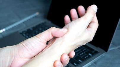 Əlinizlə bu hərəkəti edin: Artrit olub-olmadığını 1 dəqiqəyə öyrənin