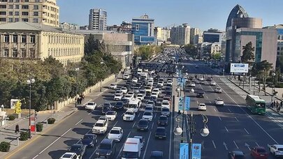 Paytaxt yollarında tıxac yarandı - Siyahı