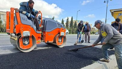 Sumqayıtda yağışın dağıtdığı yollar asfaltlanır - Foto