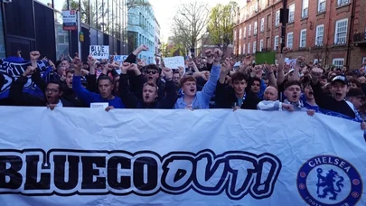 "Çelsi" azarkeşləri ayağa qalxdı: Acgözlər, klubumuzdan gedin!