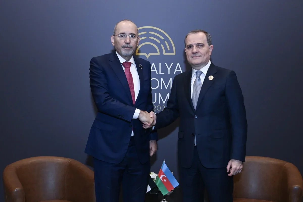 Nazirlər Yaxın Şərqdəki vəziyyəti müzakirə etdilər