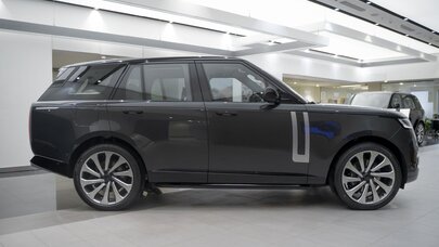 Avtoyumadan “Range Rover”i qaçırdı, qəza törətdi