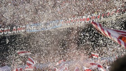 Dünyanın bir nömrəli derbisində qeyri-adi görüntü: 52 ton... - VİDEO