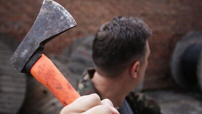 Gəncədə kişi həyat yoldaşını baltaladı