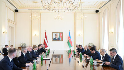 Prezidentlərin geniş tərkibdə görüşü keçirildi - FOTO