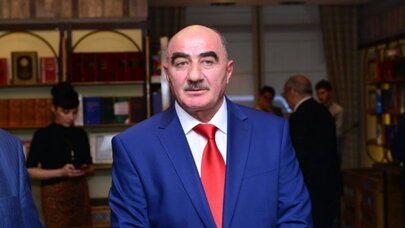 Medalların və fəxri adların fövqündə dayanan professor