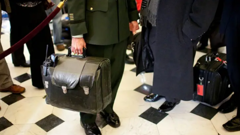 Tramp İranı vurmaq üçün nüvə kodlarına daxil olmaq istəyib: Ağ Evdə qalmaqal yaşanıb