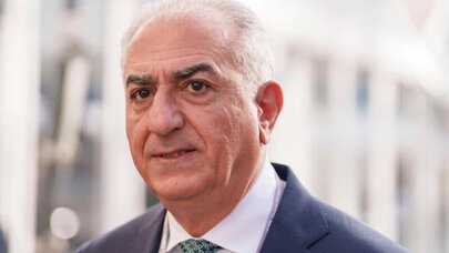 Berlində Rza Pəhləvinin üzərinə boya atıldı - VİDEO