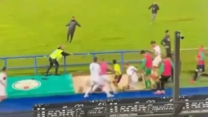 Azarkeşlər meydan girdilər, futbolçulara hücum etdilər - VİDEO