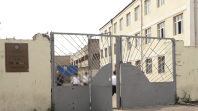 Valideynlər məktəb önündə parkinq üçün dava saldı: Bıçaqlanan var - Video