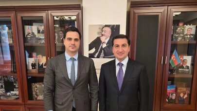 Hikmət Hacıyev Elçin Qasımovla ikitərəfli münasibətləri müzakirə etdi