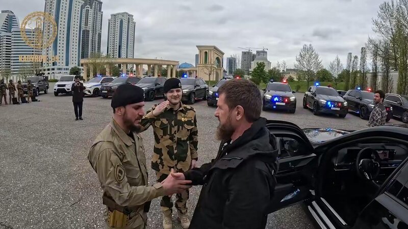 Kadırov "ölüm fədailəri"ni meydana çıxardı: Oğlu Adam kamikadzelərin əhatəsində - VİDEO