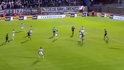 Futbol matçında gülməli hadisə: Azarkeş yayım kamerasını ələ keçirdi və... - VİDEO