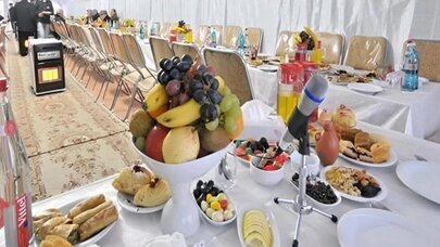 Dostunun yasında öldü