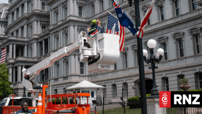 Kralın səfərindən əvvəl bayraq qalmaqalı yaşandı