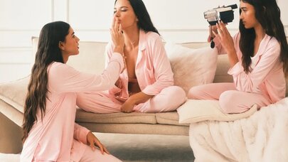 Adriana Lima qızları ilə elə pozalar verdi ki...