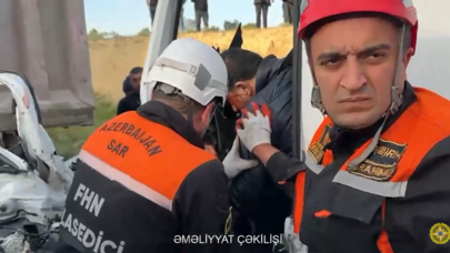 Ağır qəzada köməksiz vəziyyətdə qalan sürücü belə xilas edildi - VİDEO