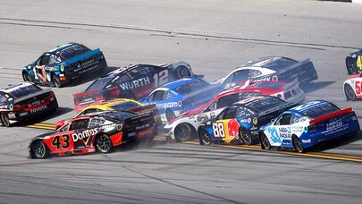 Məşhur yarışda dəhşətli anlar: 27 avtomobil toqquşdu - VİDEO