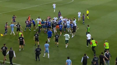 Qapıçı aranı qatdı, oyunda kütləvi dava düşdü - VİDEO