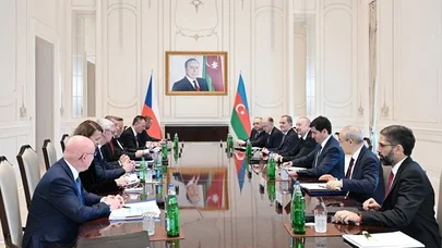 İlham Əliyevin Babişlə geniş tərkibdə görüşü başladı
