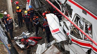 Qatarlar toqquşdu - 14 ölü