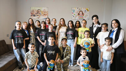 Prezidentin qızları Şəkidə uşaq evində olublar - FOTO