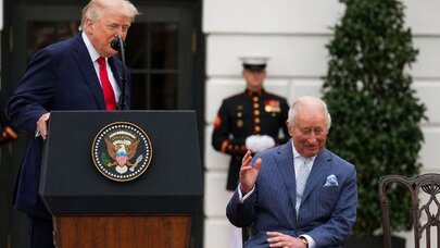 “Anam ona aşiq idi” – Trampın krala dediyi sözlər qalmaqal yaratdı