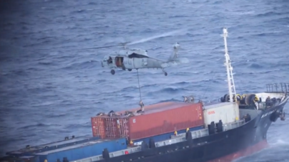 ABŞ hərbçiləri Ərəb dənizində şübhəli bilinən gəmiyə belə endilər - VİDEO