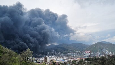 Küçədə qaynar neft, səmada qara buludlar: Ukrayna Rusiyanın kurort şəhərini dağıdıb