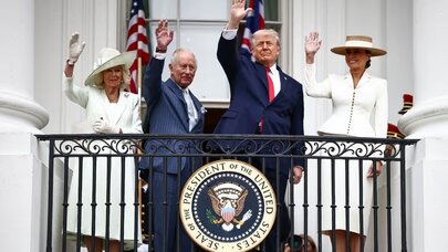 Kralın yanında biabırçı hərəkət: Görün Tramp əlini Melaniyanın harasına qoydu - FOTO/VİDEO 