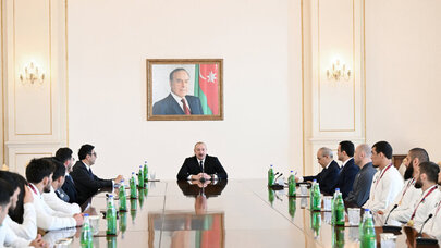 İlham Əliyev çempion olan güləşçiləri qəbul etdi
