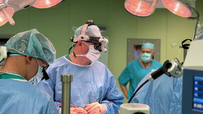 Macar Cərrahdan BÖYÜK UĞUR: Döyünən yaralı ürəyə küçədə tikiş atdı