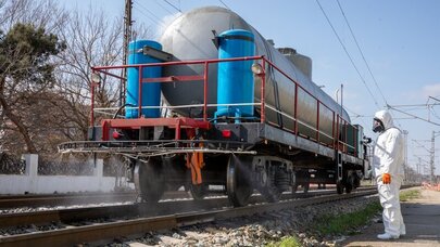 Dəmir yolu zolaqlarında alaq otlarına qarşı mübarizə aparılır - FOTO