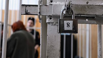 Küçədən pul kisəsi tapan qadın həbs edildi