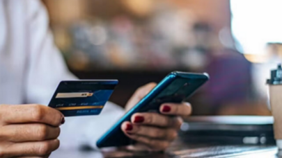 Bank borcu olan müştərinin qohumuna zəng etdi - Cərimələndi