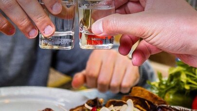 Kabab yeyərkən araq içməyin, yoxsa... - Həkim "partlayıcı qarışıq”dan danışdı