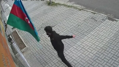Bayrağa hörmətsizlik edən şəxslə bağlı araşdırma başladı -  Video