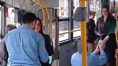 Bakıda sürücü avtobusda sevdiyi xanıma evlilik təklif etdi - Video 