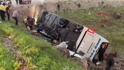 Türkiyədə sərnişin avtobusu dərəyə aşdı - Çox sayda yaralı var