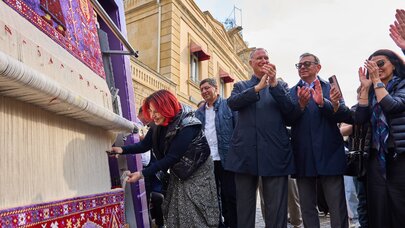 “Azercell” Beynəlxalq Xalça Festivalında “Minlərlə ilmə, bir güc” xalçasını təqdim etdi - FTO