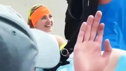 Marafonda gözlənilməz hadisə: Diz üstə çökən qız evlilik təklif etdi - Video
