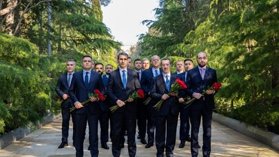 ADY rəhbərliyi Ümummilli Lider Heydər Əliyevin məzarını ziyarət etdi