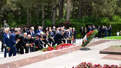 Mədəniyyət naziri və incəsənət xadimləri Ulu Öndərin məzarını ziyarət etdilər - FOTO