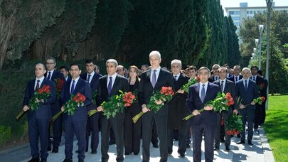ƏƏSMN kollektivi Ulu Öndər Heydər Əliyevin məzarını ziyarət etdi - Foto