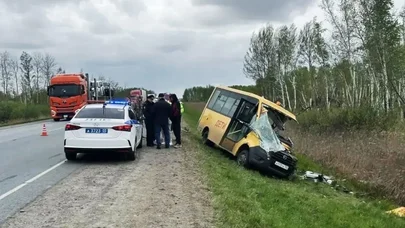 Məktəb avtobusu yük maşını ilə toqquşdu, ölən və xəsarət alanlar var - Foto